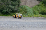 Met de auto op het strand